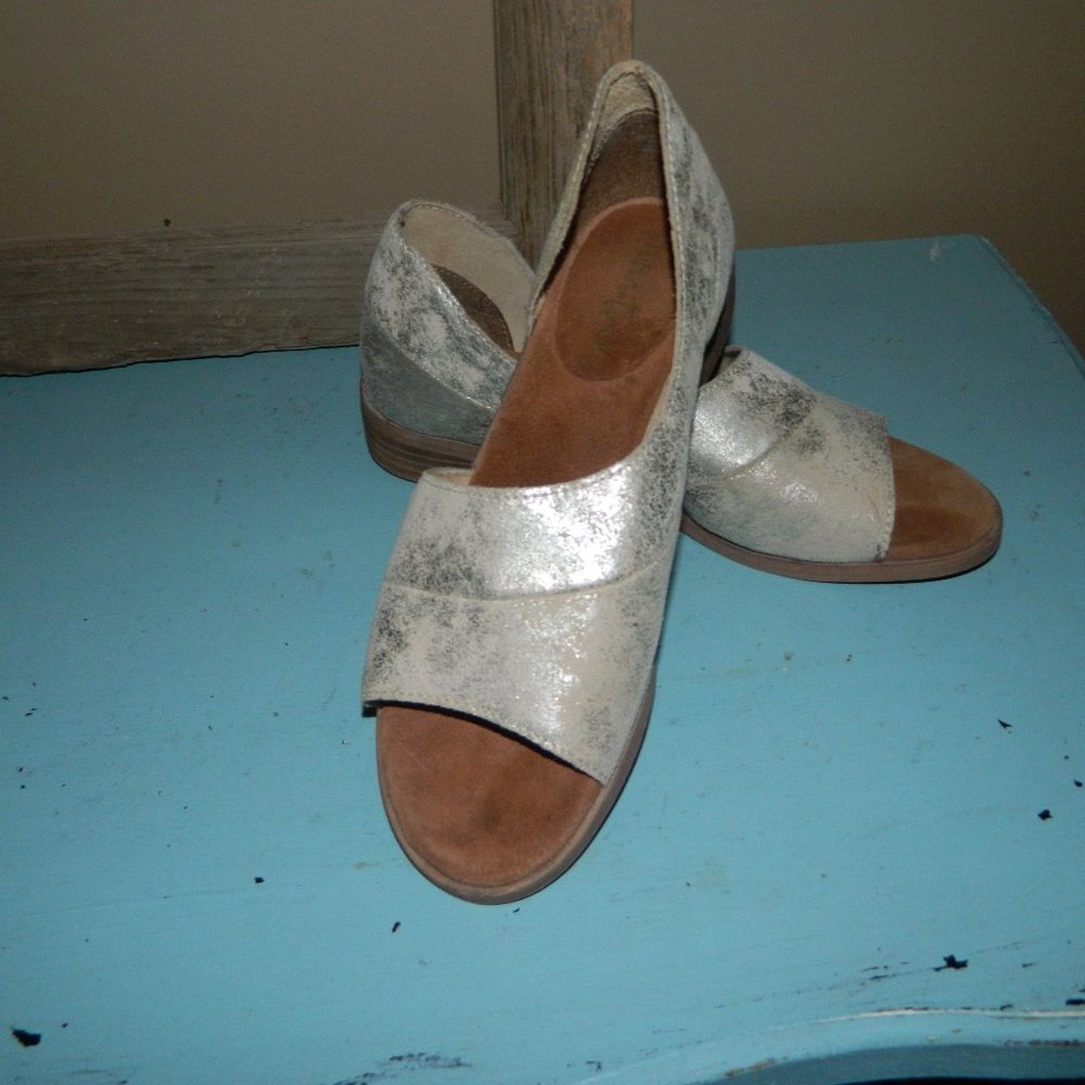 Diba True Derby City Open Side Metallic Shoe Size 7.5M
